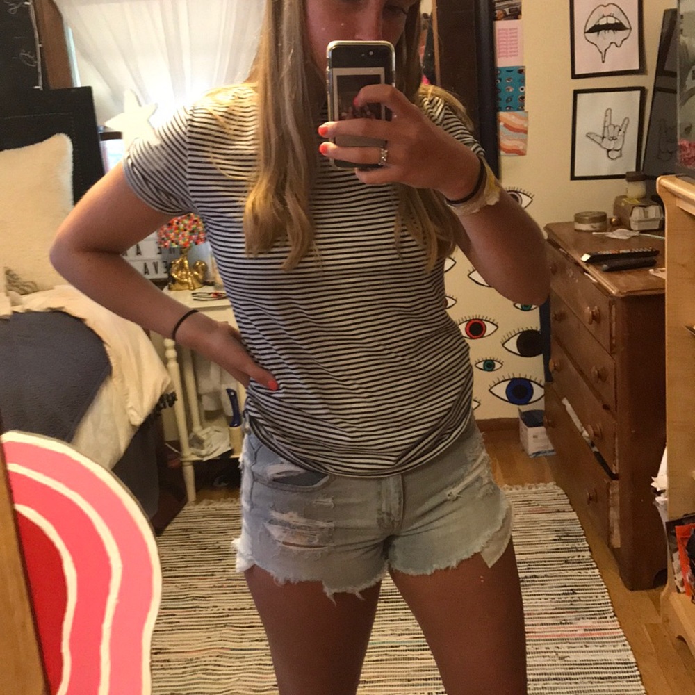 T-shirt (black and white strips)